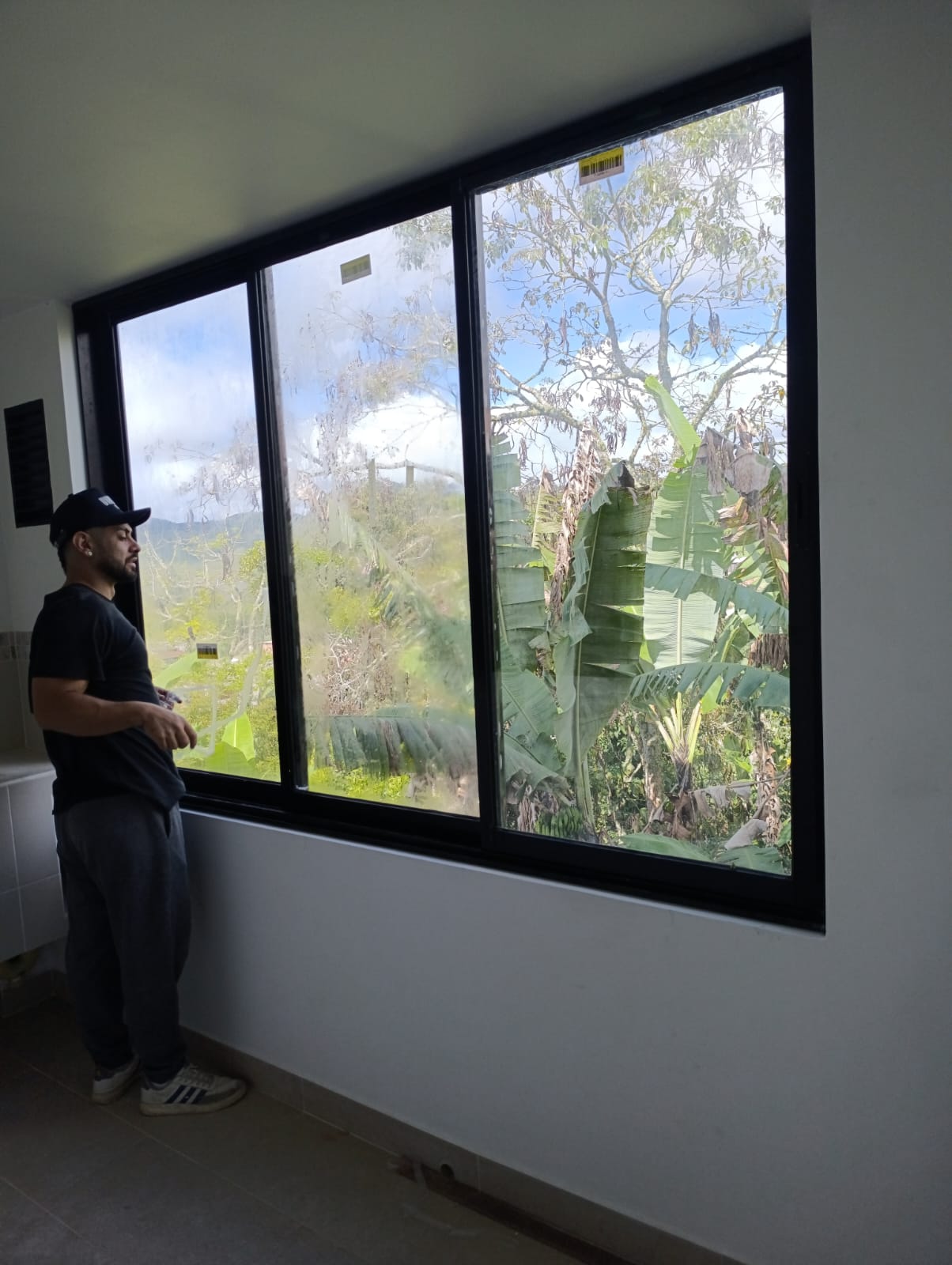 Ventanal de tres cuerpos en aluminio negro instalado en obra en Medellín
