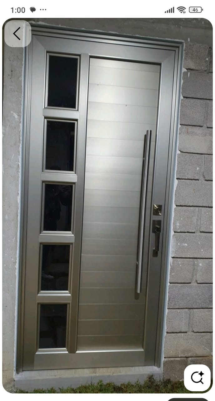 Puerta en aluminio champagne con manijón largo de acero