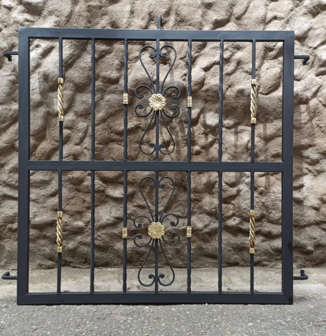 Reja de seguridad para ventana en forja con flor dorada central