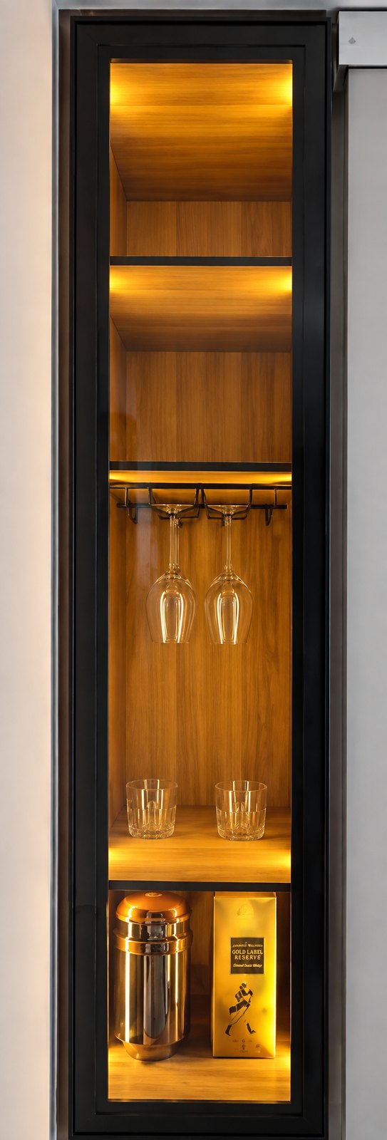 Licorera vertical con luz cálida y perfil de aluminio negro